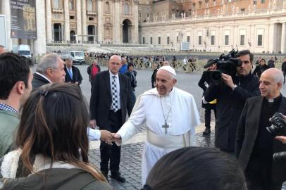 Jaime Lorandi cumprimenta Papa Francisco