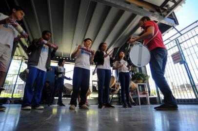  CAXIAS DO SUL, RS, BRASIL 19/11/2019Oficina de Maracatu onde o artista João Viegas ensina crianças na ONG Anjos Voluntários. (Felipe Nyland/Agência RBS)