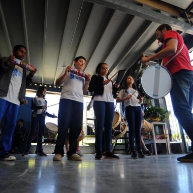  CAXIAS DO SUL, RS, BRASIL 19/11/2019Oficina de Maracatu onde o artista João Viegas ensina crianças na ONG Anjos Voluntários. (Felipe Nyland/Agência RBS)