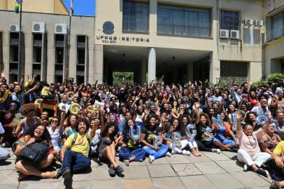 PORTO ALEGRE, RS, BRASIL, 20/11/2018 - Repetindo o que ocorreu em 2017, alunos, professores e funcionários da universidade farão uma fotografia coletiva em comemoração ao dia da consciência negra. (FOTOGRAFO: JÚLIO CORDEIRO / AGENCIA RBS)