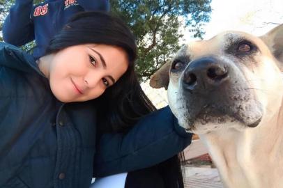 O amor por um vira-lata marcou a viagem da carioca Priscilla Duarte e do namorado para Buenos Aires. Os dois encontraram o animal abandonado na capital argentina e desdobraram-se em mil para conseguirem trazê-lo ao Brasil. Toda a história foi contada em um post publicado no último sábado no Facebook. O texto já tinha, até esta segunda-feira (19), 16 mil comentários e mais de 23 mil compartilhamentos.