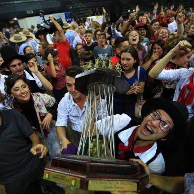  SANTA CRUZ DO SUL, RS, BRASIL, 19/11/2018 - CTG de Cachoeirinha é campeão do Enart 2018. Grupo Rancho da Saudade venceu a principal modalidade da disputa, Dança Tradicional Força A. (FOTOGRAFO: TADEU VILANI / AGENCIA RBS)