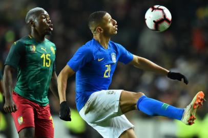  Cameroons defender Jeando Fuchs (L) vies with Brazils striker Richarlison during the international friendly football match between Brazil and Cameroon at Stadium MK in Milton Keynes, central England, on November 20, 2018. (Photo by Glyn KIRK / AFP)Editoria: SPOLocal: Milton KeynesIndexador: GLYN KIRKSecao: soccerFonte: AFPFotógrafo: STR