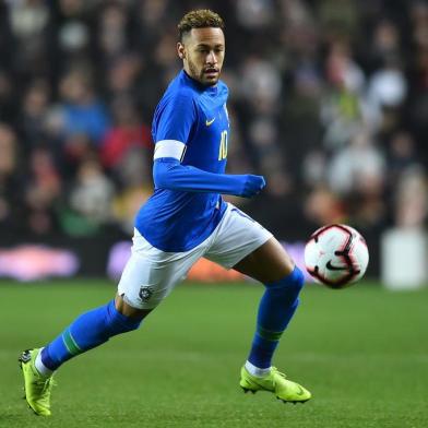  Brazils striker Neymar runs with the ball during the international friendly football match between Brazil and Cameroon at Stadium MK in Milton Keynes, central England, on November 20, 2018. (Photo by Glyn KIRK / AFP)Editoria: SPOLocal: Milton KeynesIndexador: GLYN KIRKSecao: soccerFonte: AFPFotógrafo: STR