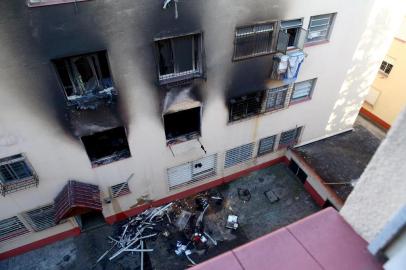  PORTO ALEGRE, RS, BRASIL, 20-11-2018. Incêndio na rua Juscelino Kubitschek, no bairro Rubem Berta. (CAMILA DOMINGUES/AGÊNCIA RBS)