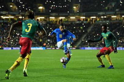  Brazils midfielder Allan (C) vies with Cameroons defender Gaetan Bong (L) and Cameroons midfielder Georges Mandjeck during the international friendly football match between Brazil and Cameroon at Stadium MK in Milton Keynes, central England, on November 20, 2018. (Photo by Glyn KIRK / AFP)Editoria: SPOLocal: Milton KeynesIndexador: GLYN KIRKSecao: soccerFonte: AFPFotógrafo: STR