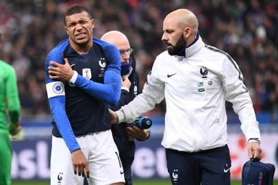  Frances midfielder Kylian Mbappe (L) leaves the pitch after getting injured during the friendly football match France vs Uruguay, on November 20, 2018 at the Stade de France in Saint-Denis, outside Paris. (Photo by Anne-Christine POUJOULAT / AFP)Editoria: SPOLocal: Saint-DenisIndexador: ANNE-CHRISTINE POUJOULATSecao: soccerFonte: AFPFotógrafo: STF