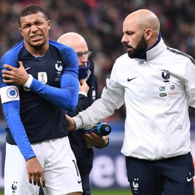  Frances midfielder Kylian Mbappe (L) leaves the pitch after getting injured during the friendly football match France vs Uruguay, on November 20, 2018 at the Stade de France in Saint-Denis, outside Paris. (Photo by Anne-Christine POUJOULAT / AFP)Editoria: SPOLocal: Saint-DenisIndexador: ANNE-CHRISTINE POUJOULATSecao: soccerFonte: AFPFotógrafo: STF