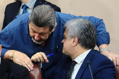  CAXIAS DO SUL, RS, BRASIL, 16/04/2018.  Sessão de julgamento do processo de impeachment do prefeito de Caxias do Sul, Daniel Guerra (PRB), na Câmara de Vereadores. Renato Oliveira (PCdoB), Edio Elói Frizzo (PSB) e Alberto Meneguzzi (PSB). (Diogo Sallaberry/Agência RBS)