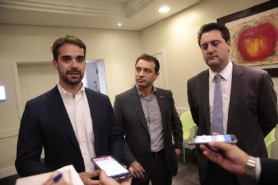  PORTO ALEGRE, RS, BRASIL, 20-11-2018. Encontro de governadores eleitos da Região Sul. ESQUERDA PRA DIREITA: Eduardo Leite (RS) Comandante Moisés (SC) e Ratinho Júnior (PR). (ANDRÉ ÁVILA/AGÊNCIA RBS)