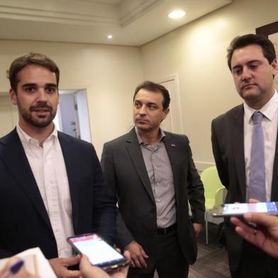  PORTO ALEGRE, RS, BRASIL, 20-11-2018. Encontro de governadores eleitos da Região Sul. ESQUERDA PRA DIREITA: Eduardo Leite (RS) Comandante Moisés (SC) e Ratinho Júnior (PR). (ANDRÉ ÁVILA/AGÊNCIA RBS)