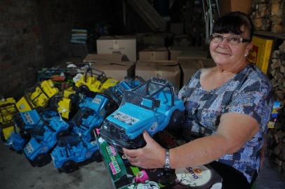  CAXIASV DO SUL, RS, BRASIL 20/11/2018Senhora Elizabetearrecada brinquedos e comida para distribuir no Natal. (Felipe Nyland/Agência RBS)