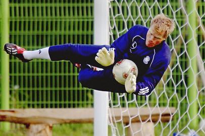 German goalkeeper and captain Oliver Kahn catches a ball during a late afternoon training session in Seogwipo 17 June 2002.  Germany will play the US in the quarterfinals of the 2002 FIFA World Cup 21 June. AFP PHOTO    Roberto SCHMIDT Fonte: AFP Fotógrafo: ROBERTO SCHMIDT