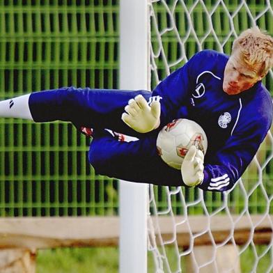 German goalkeeper and captain Oliver Kahn catches a ball during a late afternoon training session in Seogwipo 17 June 2002.  Germany will play the US in the quarterfinals of the 2002 FIFA World Cup 21 June. AFP PHOTO    Roberto SCHMIDT Fonte: AFP Fotógrafo: ROBERTO SCHMIDT