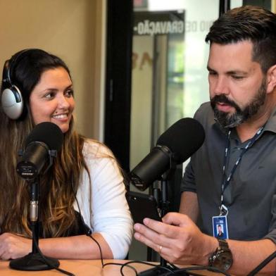 Amanda Schenkel e Luciano Costa são os locutores das chamadas de audiodescrição da RBS TV.