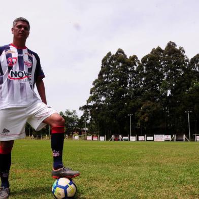  CAXIAS DO SUL, RS, BRASIL, 13/11/2018 - Série de reportagens sobre esporte amador, realizada em parceria com a Radio Gaúcha, jornal Pioneiro e RBS TV. NA FOTO: Alex Gauer é meia do Juvenil de São Braz e finalista na Copa União, na categoria veteranos. (Marcelo Casagrande/Agência RBS)