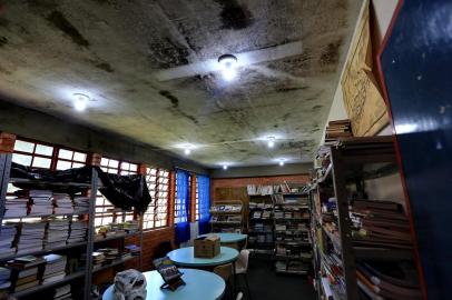  PORTO ALEGRE, RS, BRASIL, 19-11-2018. Situação de abandono da biblioteca do IAPI. (JÚLIO CORDEIRO/AGÊNCIA RBS)