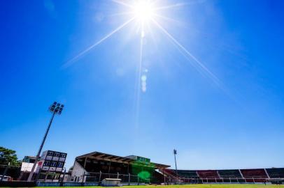  Rio Grande, RS, BRASIL, 18/01/2016 : Blitz dos estádios do Gauchão -  Estádio Aldo Dapuzzo (Rio Grande). Visita aos 12 estádios do Interior que receberão jogos do Campeonato Gaúcho de 2016. Verificaremos itens como gramado, vestiários (visitante e arbitragem), acomodações (arquibancadas e cadeiras) e casamatas (banco de reservas) dos adversários.  (Omar Freitas/Agência RBS)Indexador: Omar Freitas