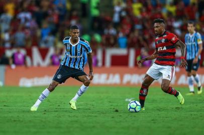 Gremio x FlamengoRS - FUTEBOL/CAMPEONATO BRASILEIRO 2018/GREMIO X FLAMENGO - ESPORTES - Lance da partida entre Gremio e Flamengo disputada na noite desta quarta-feira, no Estadio Maracana, no Rio de Janeiro, valida pelo Campeonato Brasileiro 2018. FOTO: LUCAS UEBEL/GREMIO FBPAEditoria: SPOIndexador: Lucas UebelSecao: futebolFonte: Gremio.netFotógrafo: Gremio x Flamengo