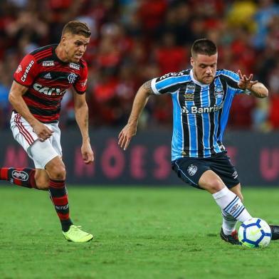 Gremio x FlamengoRS - FUTEBOL/CAMPEONATO BRASILEIRO 2018/GREMIO X FLAMENGO - ESPORTES - Lance da partida entre Gremio e Flamengo disputada na noite desta quarta-feira, no Estadio Maracana, no Rio de Janeiro, valida pelo Campeonato Brasileiro 2018. FOTO: LUCAS UEBEL/GREMIO FBPAEditoria: SPOIndexador: Lucas UebelSecao: futebolFonte: Gremio.netFotógrafo: Gremio x Flamengo