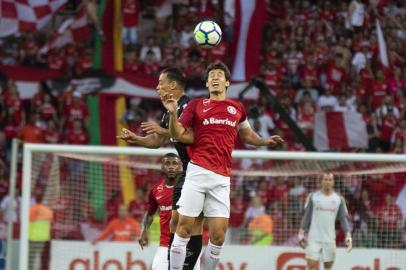 PORTO ALEGRE, RS, 21.11.2018: INTERNACIONAL-ATLETICO MINEIRO- Jogadores disputam lance durante partida entre Inter e Atletico-MG , em jogo válido pela rodada 36 do Campeonato Brasileiro 2018, realizado no EstÃ¡dio Beira Rio, zona sul de Porto Alegre, na noite desta quarta-feira. Na foto, Rodrigo Dourado (Foto: Digue Cardoso/Agencia Freelancer)