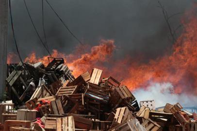  PORTO ALEGRE, RS, BRASIL, 22/11/2018 - Incêndio na CEASA. (FOTOGRAFO: FERNANDO GOMES / AGENCIA RBS)