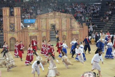 tablado gigante, representando as ruínas de São Miguel e a Cruz de Lorena, missioneira, com um índio charrua crucificado foi o show apresentado pelo CTG Lalau Miranda, de Passo Fundo que, por meio de uma coreografia, retratou a tomada das Missões pelos espanhóis e portugueses.