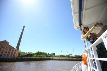  PORTO ALEGRE - BRASIL - O Barco Cisne Branco presenteia Porto Alegre com o Catamarã Bela Catarina para ampliar o turismo náutico na capital gaúcha. (FOTO: LAURO ALVES)