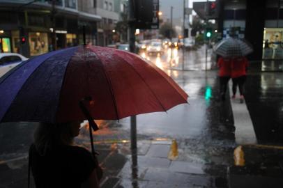  CAXIAS DO SUL, RS, BRASIL 16/01/2017Chuva de verão pega os moradores de Caxias do Sul de surpresa na tarde desta segunda-feira. (Felipe Nyland/Agência RBS)