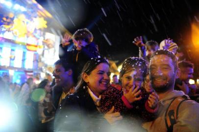 CAXIAS DO SUL, RS, BRASIL, 21/11/2018Natal Luz em Gramado. Bruna, Paulo e Nicole Teixeira, 4 anos, vindos de Votorantin- SP para conhecer o Natal Luz. (Lucas Amorelli/Agência RBS)