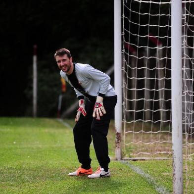  CAXIAS DO SUL, RS, BRASIL, 13/11/2018 - Série de reportagens sobre esporte amador, realizada em parceria com a Radio Gaúcha, jornal Pioneiro e RBS TV. NA FOTO: Leonardo Peruzzo é goleiro do Bevilaqua, finalista da Copa União na categoria titulares. (Marcelo Casagrande/Agência RBS)