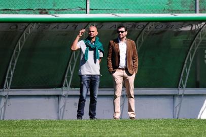  CAXIAS DO SUL, RS, BRASIL, 04/10/2018. Treino do Juventude no Estádio Alfredo Jaconi. Na foto, o diretor executivo de futebol Flávio Campos e o vice-presidente executivo Jones Biglia  (Diogo Sallaberry/Agência RBS)