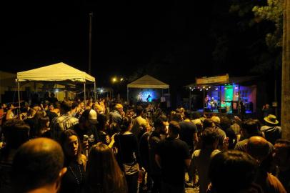  CAXIAS DO SUL, RS, BRASIL, 22/11/2018. 11º Mississippi Delta Blues Festival, MDBF, no Largo da Estação Férrea. Festival de blues acontece de 22 a 24/11 e conta com várias atrações nacionais e internacionais. Show de Bill Howl´n´Madd Perry no palco Front Porch. (Felipe Nyland/Agência RBS)