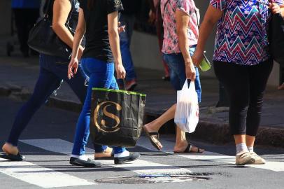  PORTO ALEGRE, RS, BRASIL, 23/11/2018 - Black Friday 2018 pelo Centro Histórico de Porto Alegre. (FOTOGRAFO: TADEU VILANI / AGENCIA RBS)