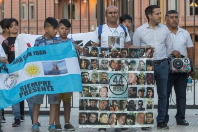  Photo released by Noticias Argentinas of relatives and friends of the crew members of the ARA San Juan submarine, demonstrating outside the Casa Rosada government palace in Buenos Aires on November 15, 2018, a year after the submarine went missing. - Argentina marks Thursday one year after submarine ARA San Juan went missing with its 44 crew members. (Photo by Damian Dopacio / NOTICIAS ARGENTINAS / AFP) / RESTRICTED TO EDITORIAL USE - MANDATORY CREDIT AFP PHOTO / NOTICIAS ARGENTINAS / DAMIAN DOPACIO - NO MARKETING NO ADVERTISING CAMPAIGNS - DISTRIBUTED AS A SERVICE TO CLIENTS - ARGENTINA OUTEditoria: DISLocal: Buenos AiresIndexador: DAMIAN DOPACIOSecao: accident (general)Fonte: NOTICIAS ARGENTINASFotógrafo: STR