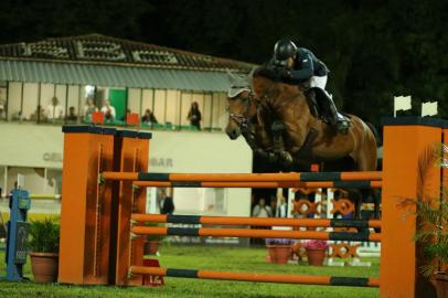 Campeão do Festival Hípico Noturno de 2017, Cristóvão Delagerisi, montando Criolla