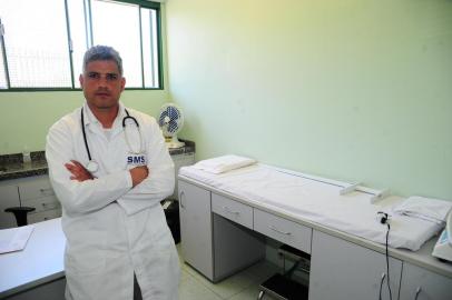  CAXIAS DO SUL, RS, BRASIL, 20/11/2018. O médico cubano Carlos Yeider é o único dos sete que atuavam em Caxias do Sul pelo Programa Mais Médicos que seguirá na cidade. Ele tem visto permanente no Brasil desde 2016 quando se casou com uma brasileira. Atua na UBS Campos da Serra. (Porthus Junior/Agência RBS)