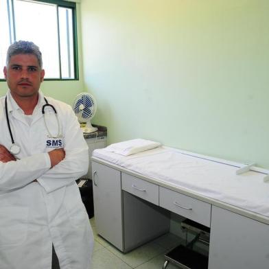  CAXIAS DO SUL, RS, BRASIL, 20/11/2018. O médico cubano Carlos Yeider é o único dos sete que atuavam em Caxias do Sul pelo Programa Mais Médicos que seguirá na cidade. Ele tem visto permanente no Brasil desde 2016 quando se casou com uma brasileira. Atua na UBS Campos da Serra. (Porthus Junior/Agência RBS)