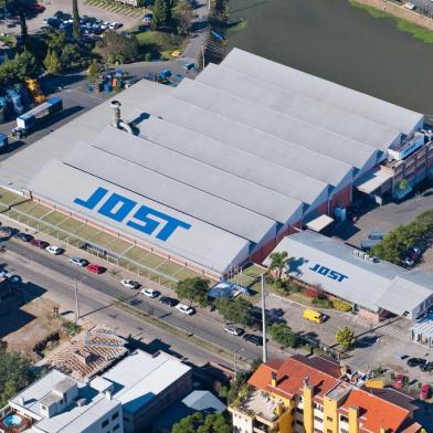 A JOST Brasil comemorou dois grandes feitos no dia 31 de agosto: 16 anos presente no mercado brasileiro e ter atingido a marca de 400 mil quintas-rodas vendidas, um de seus principais produtos. Criada a partir de uma joint venture entre a Randon S/A Implementos e Participações e a alemã JOST-Werke GmbH, em 1995, a JOST atende hoje todas as montadoras de caminhões e os principais fabricantes de implementos rodoviários do país.