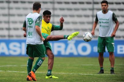  CAXIAS DO SUL, RS, BRASIL, 23/11/2018. Treino do Juventude no estádio Alfredo Jaconi. O Ju, que foi rebaixado para a série C,  joga a última partida pela série B neste sábado (24/11) contra o CSA. Na foto, zagueiro Vinícius (C). (Porthus Junior/Agência RBS)Indexador: Porthus Junior                  