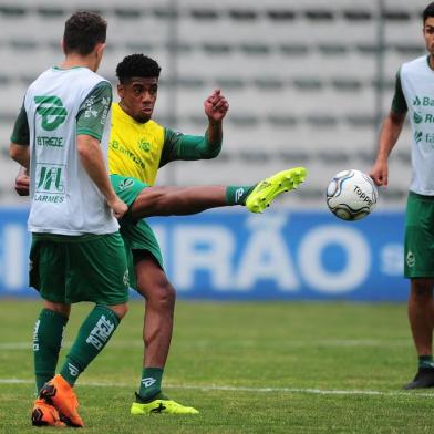  CAXIAS DO SUL, RS, BRASIL, 23/11/2018. Treino do Juventude no estádio Alfredo Jaconi. O Ju, que foi rebaixado para a série C,  joga a última partida pela série B neste sábado (24/11) contra o CSA. Na foto, zagueiro Vinícius (C). (Porthus Junior/Agência RBS)Indexador: Porthus Junior                  