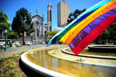  CAXIAS DO SUL, RS, BRASIL, 21/11/2018. Pela primeira vez, Parada Livre de Caxias será realizada em local privado. Segundo organizadores do evento, autorização para uso de locais públicos foi negada pela prefeitura. Na foto, bandeira símbolo do LGBT é vista na Praça Dante.  (Porthus Junior/Agência RBS)