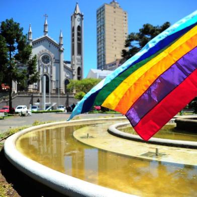  CAXIAS DO SUL, RS, BRASIL, 21/11/2018. Pela primeira vez, Parada Livre de Caxias será realizada em local privado. Segundo organizadores do evento, autorização para uso de locais públicos foi negada pela prefeitura. Na foto, bandeira símbolo do LGBT é vista na Praça Dante.  (Porthus Junior/Agência RBS)