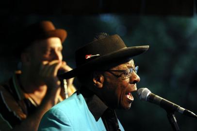  CAXIAS DO SUL, RS, BRASIL, 23/11/2018. 11º Mississippi Delta Blues Festival, MDBF, no Largo da Estação Férrea - 2º dia. Na foto, Bob Stronger & The Headcutters, no Front Porch. (Felipe Nyland)