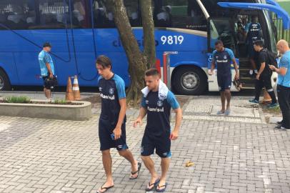 Zagueiro Pedro Geromel e o volante Ramiro após treino do Grêmio no Rio de Janeiro