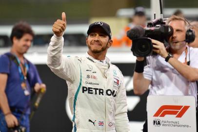 Mercedes British driver Lewis Hamilton celebrates after taking the pole position in the qualifying session at the Yas Marina circuit on November 24, 2018, in Abu Dhabi, ahead of the Abu Dhabi Formula One Grand Prix. (Photo by Andrej ISAKOVIC / AFP)