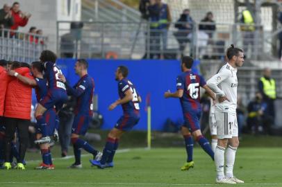 Real Madrids Welsh forward Gareth Bale (R) reacts after Eibars Argentinian midfielder Gonzalo Escalante scored a goal during the Spanish league football match between SD Eibar and Real Madrid CF at the Ipurua stadium in Eibar on November 24, 2018. (Photo by ANDER GILLENEA / AFP)