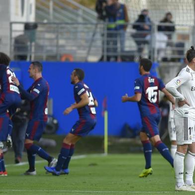 Real Madrids Welsh forward Gareth Bale (R) reacts after Eibars Argentinian midfielder Gonzalo Escalante scored a goal during the Spanish league football match between SD Eibar and Real Madrid CF at the Ipurua stadium in Eibar on November 24, 2018. (Photo by ANDER GILLENEA / AFP)