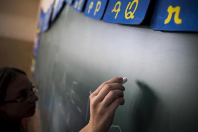  PORTO ALEGRE, RS, BRASIL, 20-05-2015: Professora durante a aula na Escola Estadual Aurélio Reis, no bairro Jardim Floresta, na zona norte. (Foto: Mateus Bruxel / Agência RBS)Indexador: Mateus_Bruxel