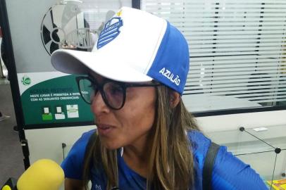 Craque Marta torce pelo CSA contra o Juventude, no Alfredo Jaconi, em Caxias do Sul.